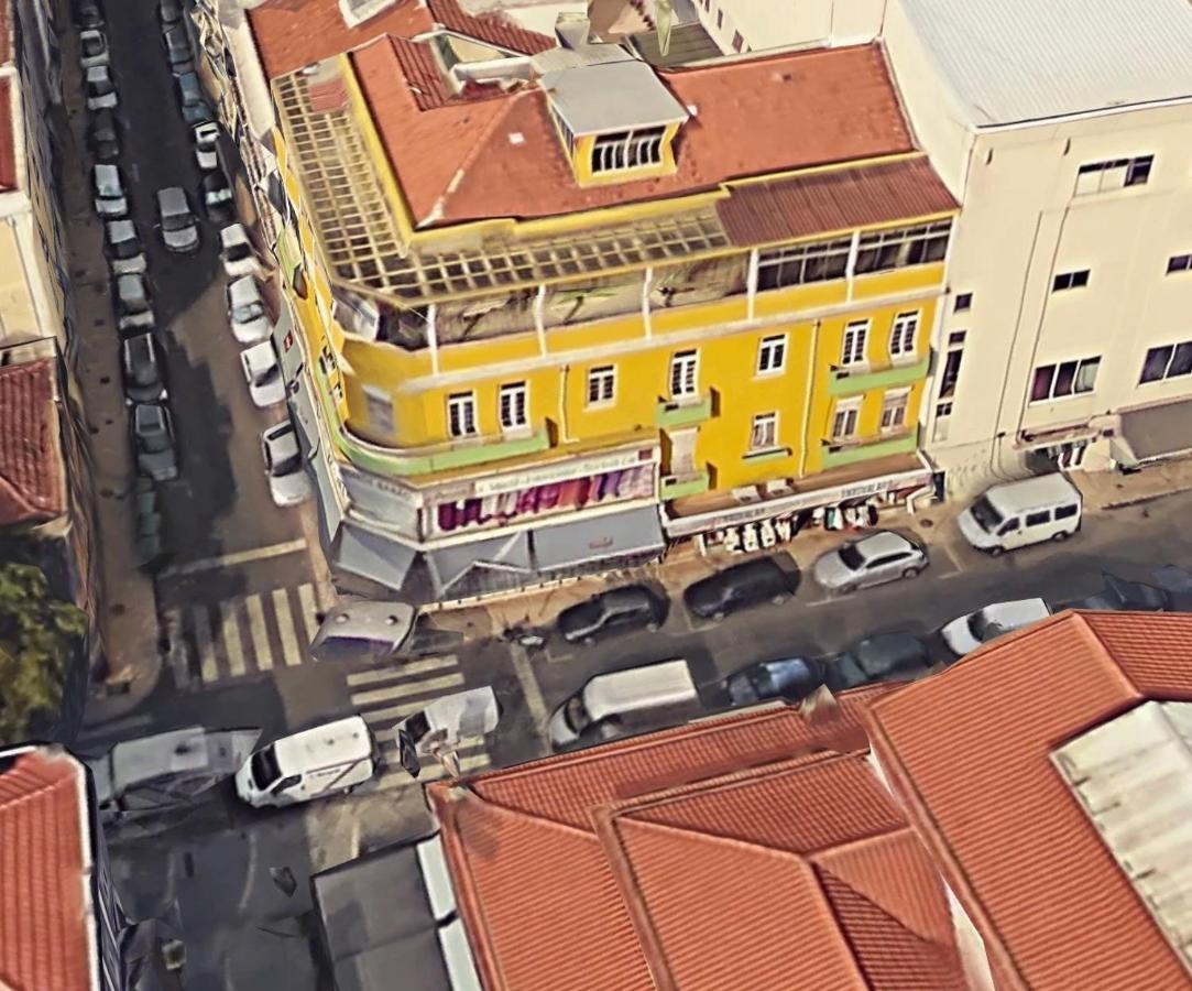 Lar Dois Coracoes Hostel Algés Exterior photo